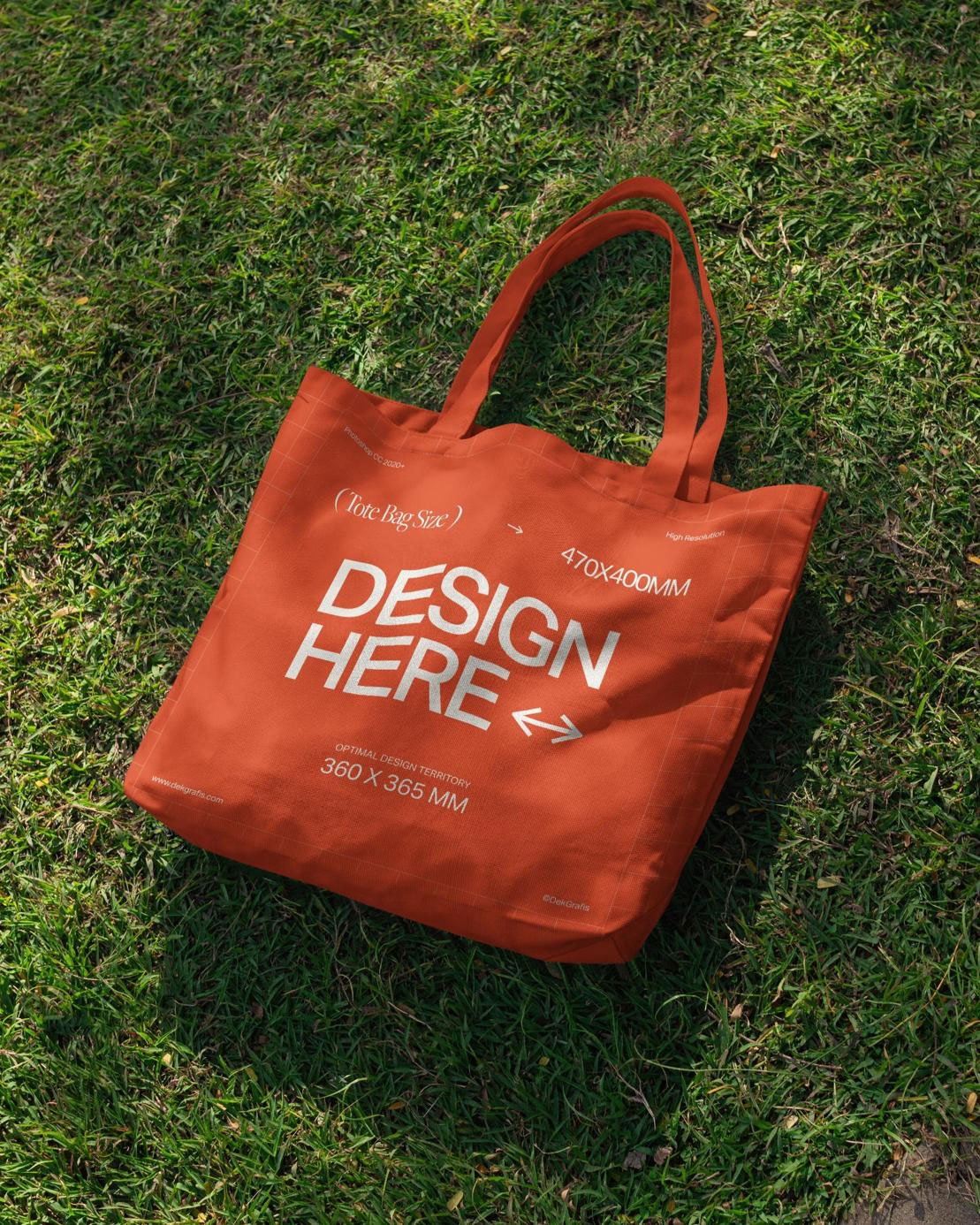 Free Dropped Tote Bag on Grass Mockup PSD Template