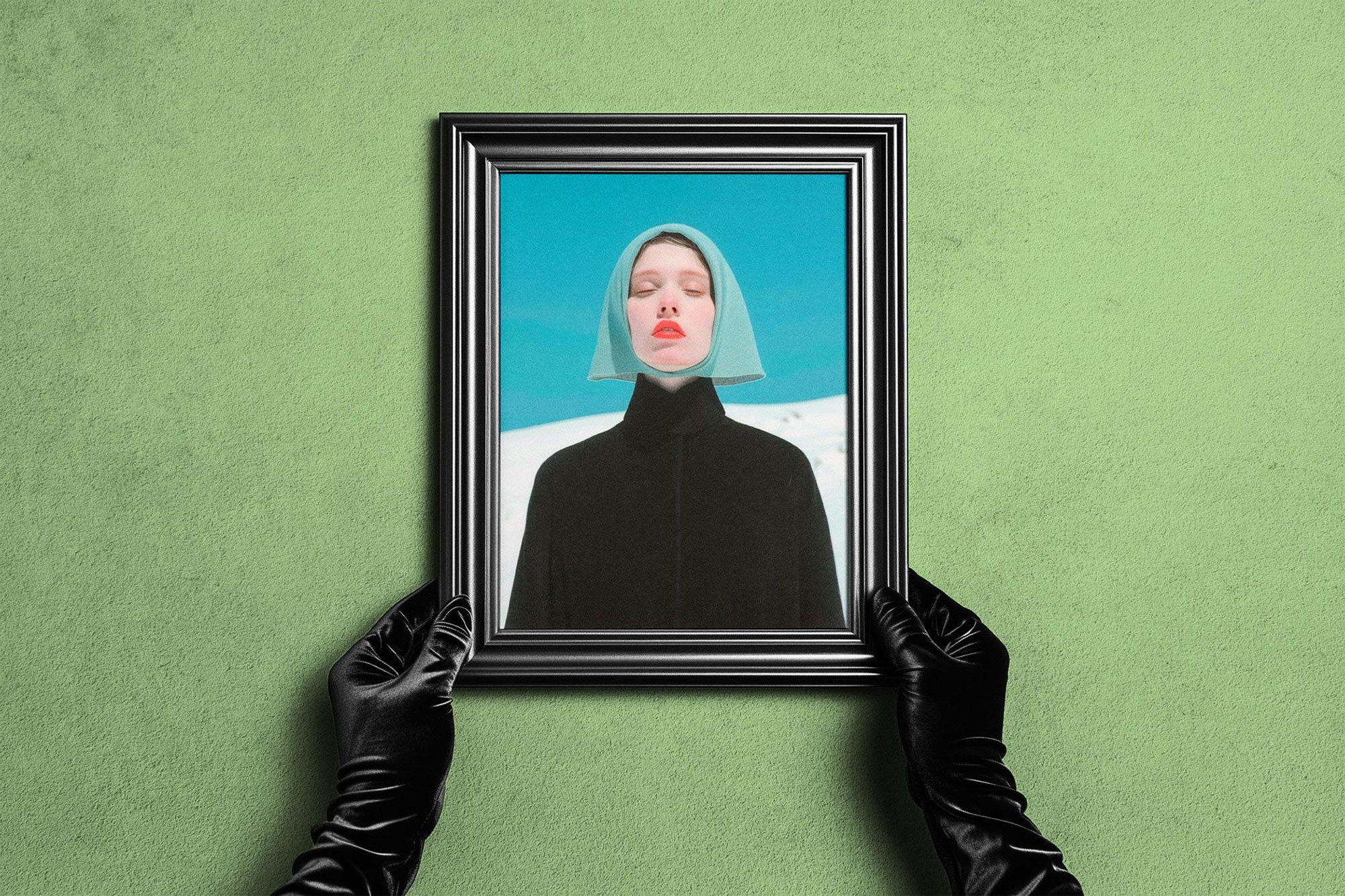Free Luxurious Frame Mockup PSD Template