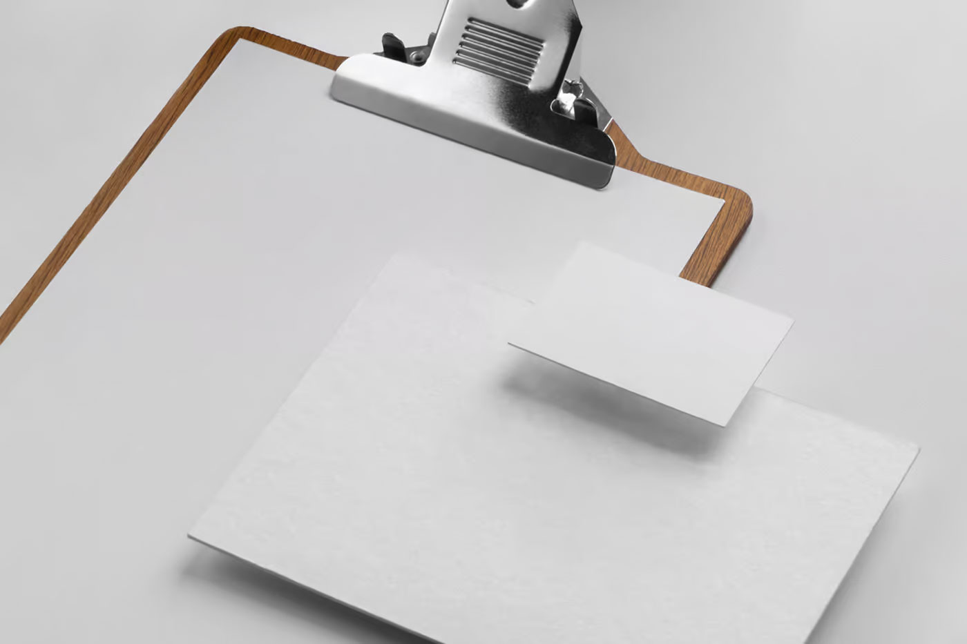 Free Perspective View of Clipboard, Business Card Mockup PSD Template