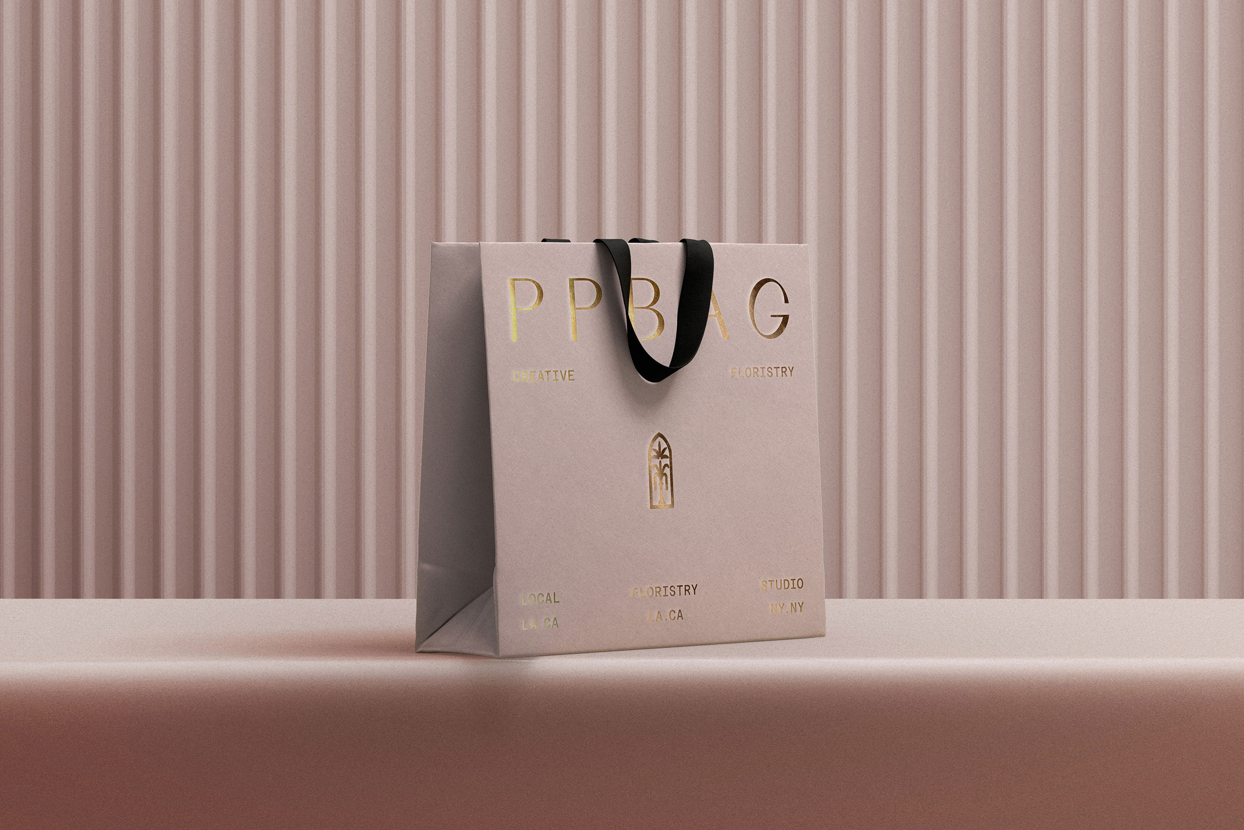Free Perspective View of Elegant Bag Mockup PSD Template