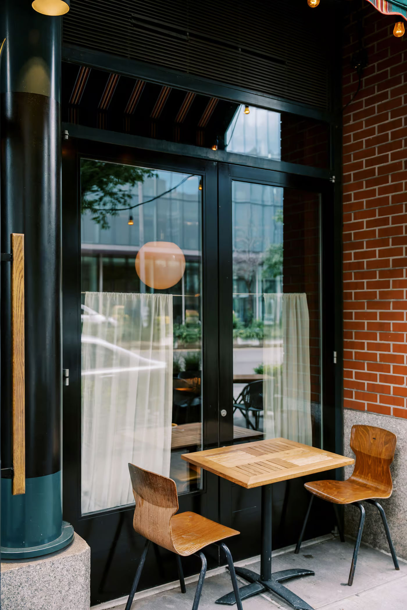 Free Restaurant Window Mockup PSD Template
